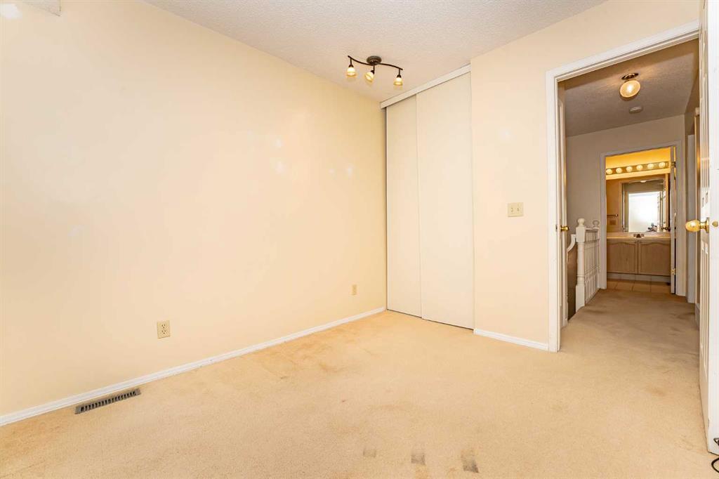 215 Coachway Lane Southwest, Calgary – Residential Row/Townhouse Listing Photo 32