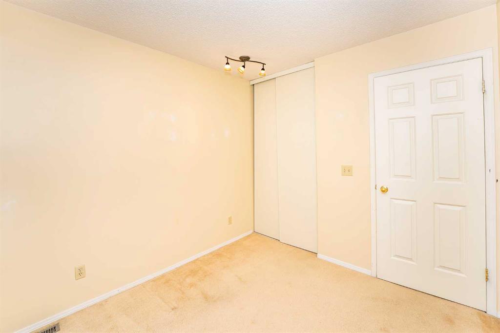 215 Coachway Lane Southwest, Calgary – Residential Row/Townhouse Listing Photo 33