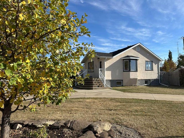 5213 49 Avenue, Ponoka
