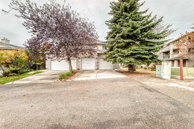 82 Sierra Morena Green Sw, Calgary