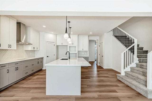33 Royston Grove Nw, Calgary