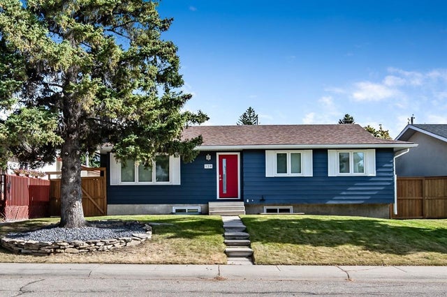 128 Queen Alexandra Close Se, Calgary