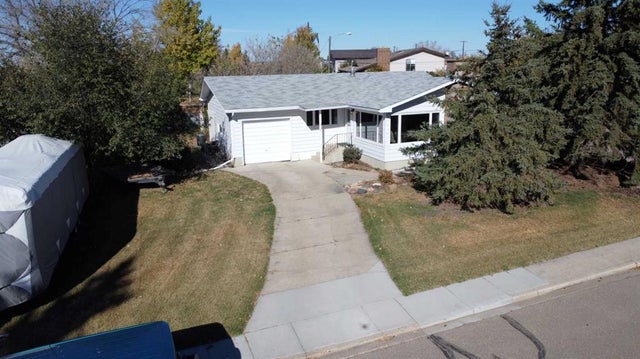 816 James Crescent, Hanna