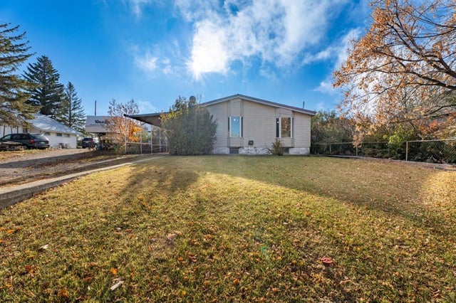208 1 Street N, Milo