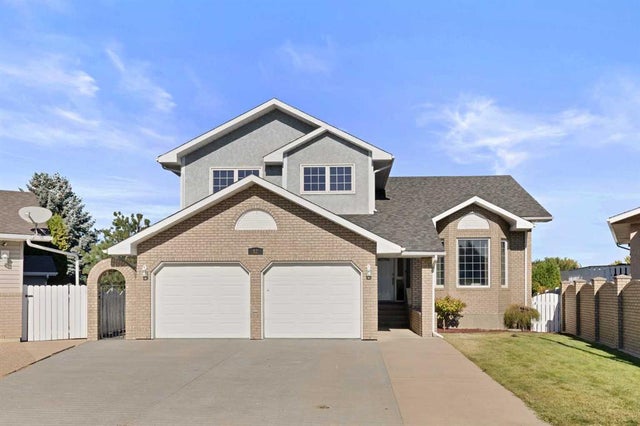 12 Redwood Way Se, Medicine Hat