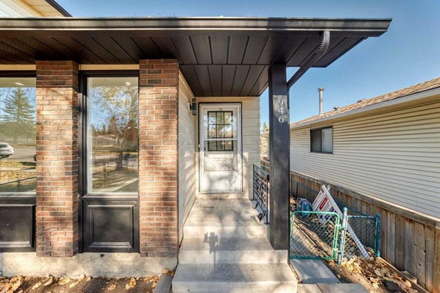 946 Berkley Drive Nw, Calgary