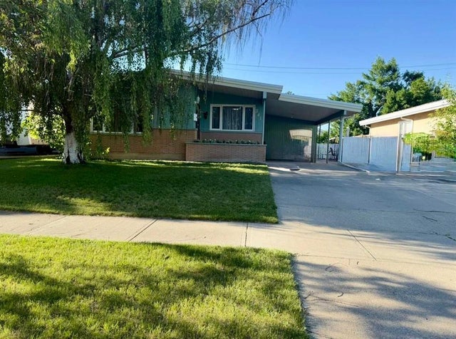 2413 9 Avenue N, Lethbridge