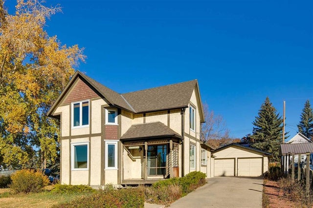2114 20 Avenue, Didsbury