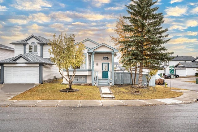 8051 Laguna Way Ne, Calgary