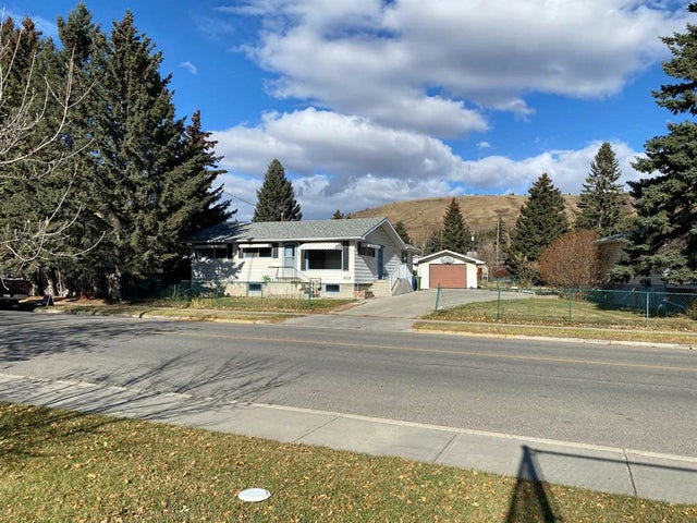 408 1st Street E, Cochrane