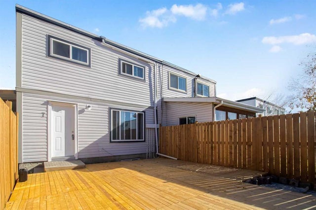 7 Doverdale Mews Se, Calgary