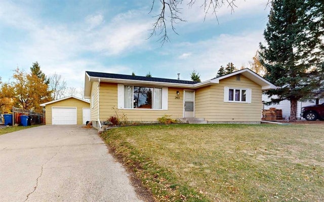 2403 17 Street, Nanton