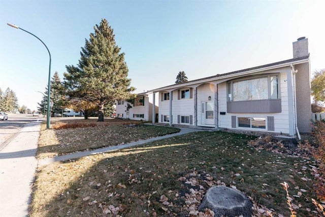 35 Oak Street, Red Deer