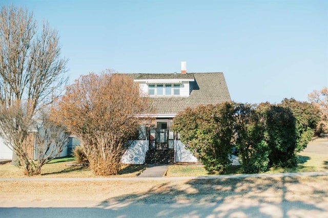 221 4th Avenue S, Big Valley