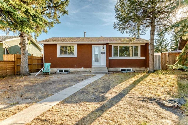 207 Pinecliff Way Ne, Calgary