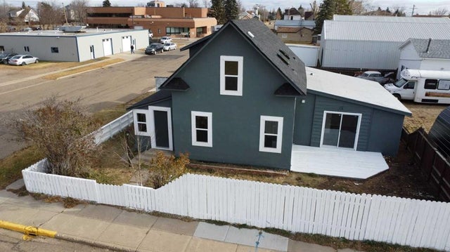 306 1 Street W, Hanna