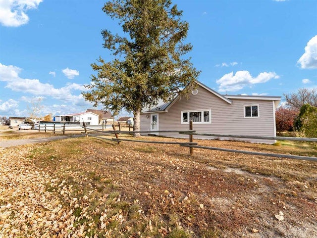 17 2 Street W, Schuler