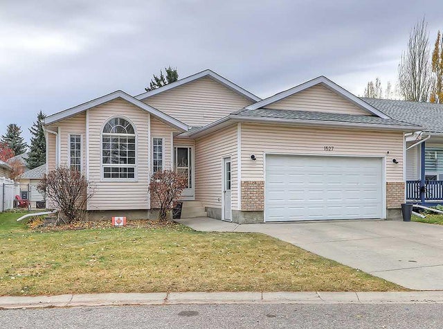 1527 10 Avenue Se, High River