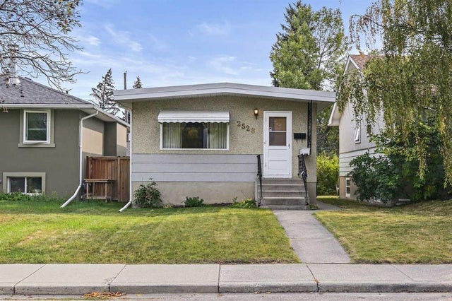 2528 17a Street Nw, Calgary