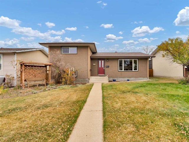 1935 3 Avenue Ne, Medicine Hat