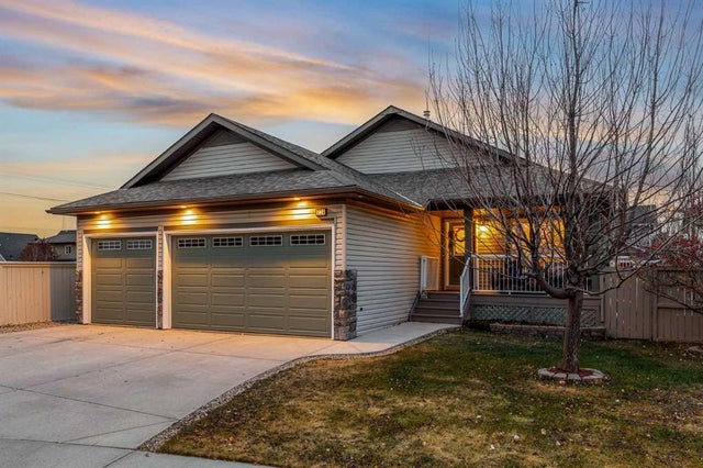 734 Woodside Bay Nw, Airdrie