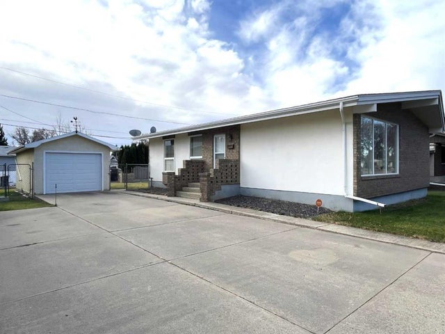 895 16a Street Ne, Medicine Hat