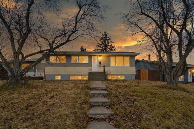 5833 41 Streetcrescent, Red Deer