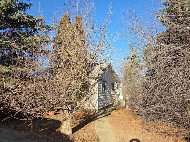 217 1 Street N, Lomond