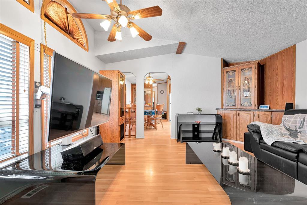 254 Erin Woods Circle Southeast, Calgary – Residential Detached Listing Photo 6