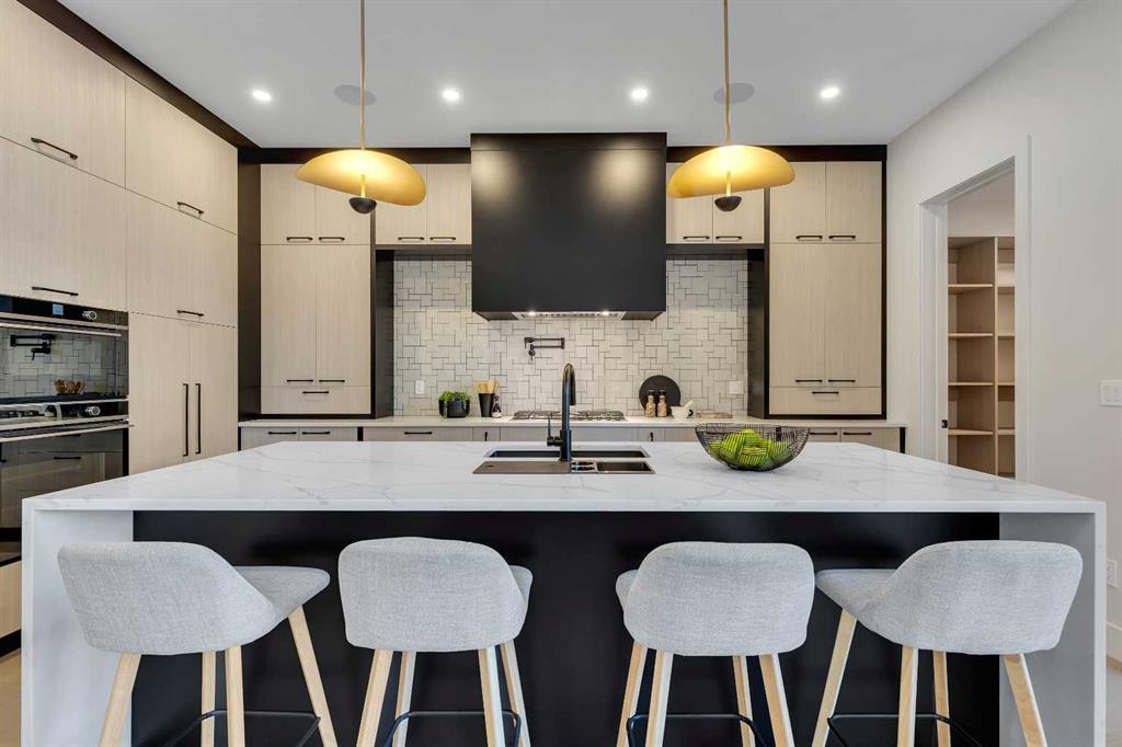 336 Normandy Drive Southwest, Calgary – Residential Detached Listing Photo 2