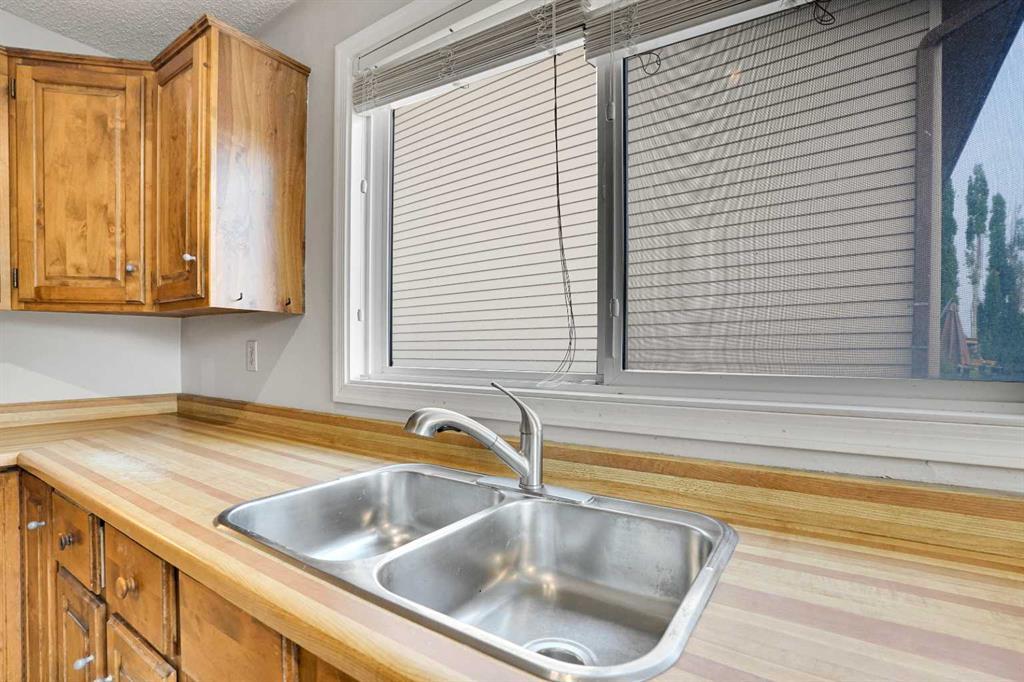 7915 Ranchview Drive Nw Calgary Alberta t3g1s7 Ranchlands Home For Sale