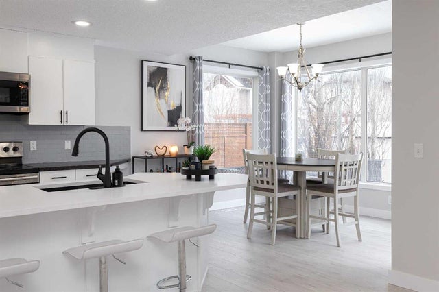 86 Cougarstone Court Sw, Calgary