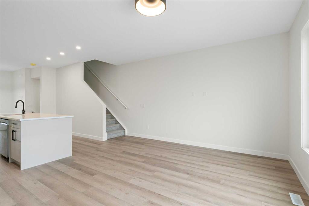 8808 48 Street Northeast, Calgary – Residential Row/Townhouse Listing Photo 5