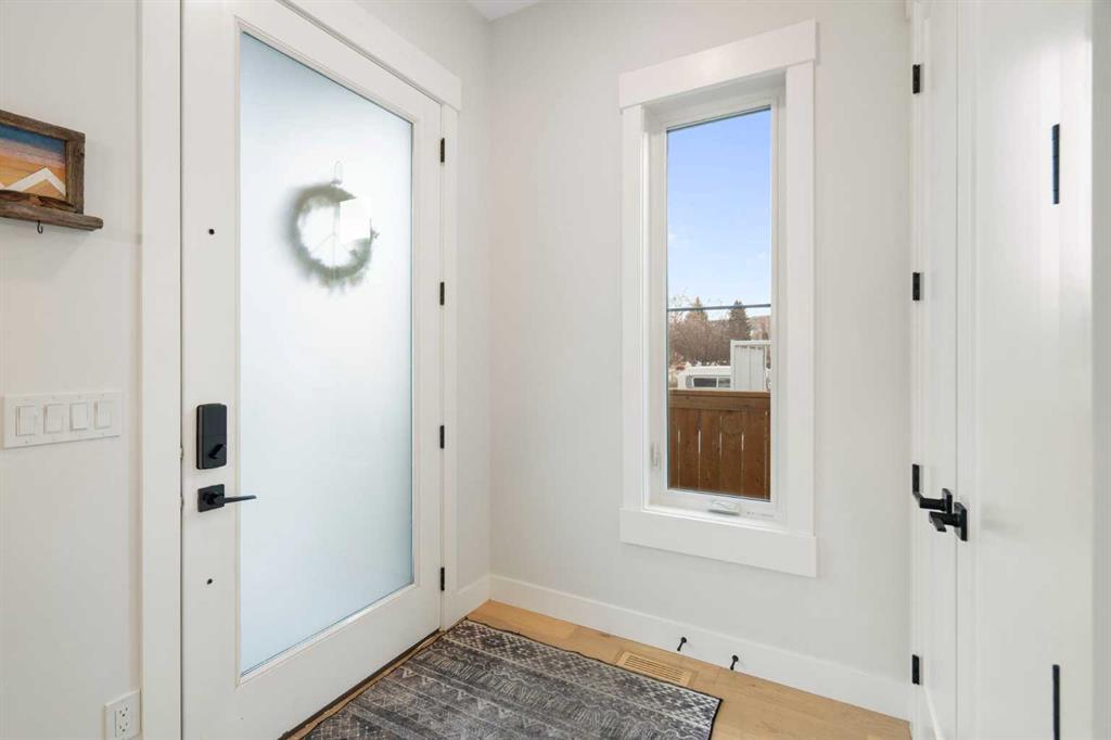 4633 82 Street Northwest, Calgary – Residential Semi Detached Listing Photo 2