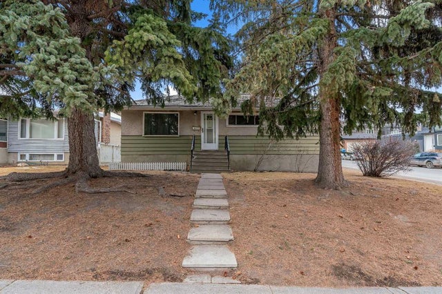 Calgary Home for Sale: Residential Listing in Windsor Park