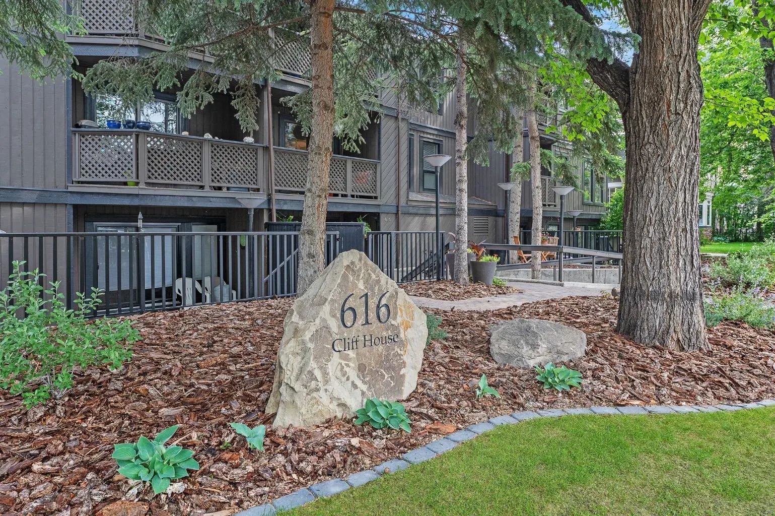 X, Xxx Xx Avenue Sw Calgary Alberta T2S0K6 Cliff Bungalow Details