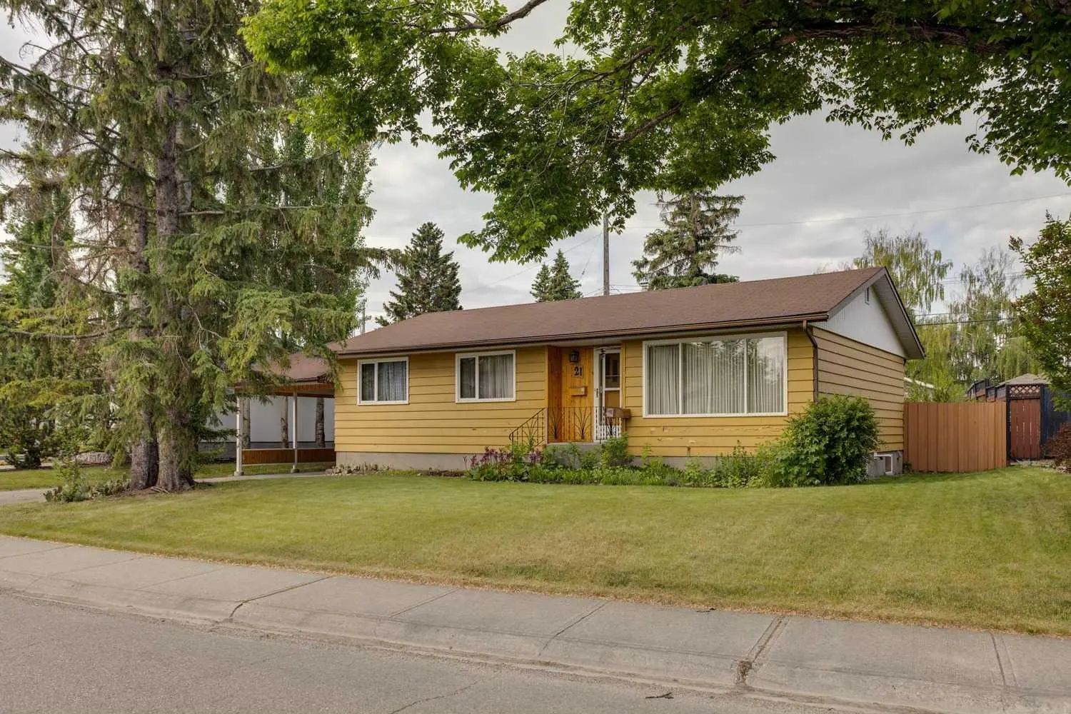 Xx Wildwood Drive Sw Calgary Alberta T3C 3C6 Wildwood Details