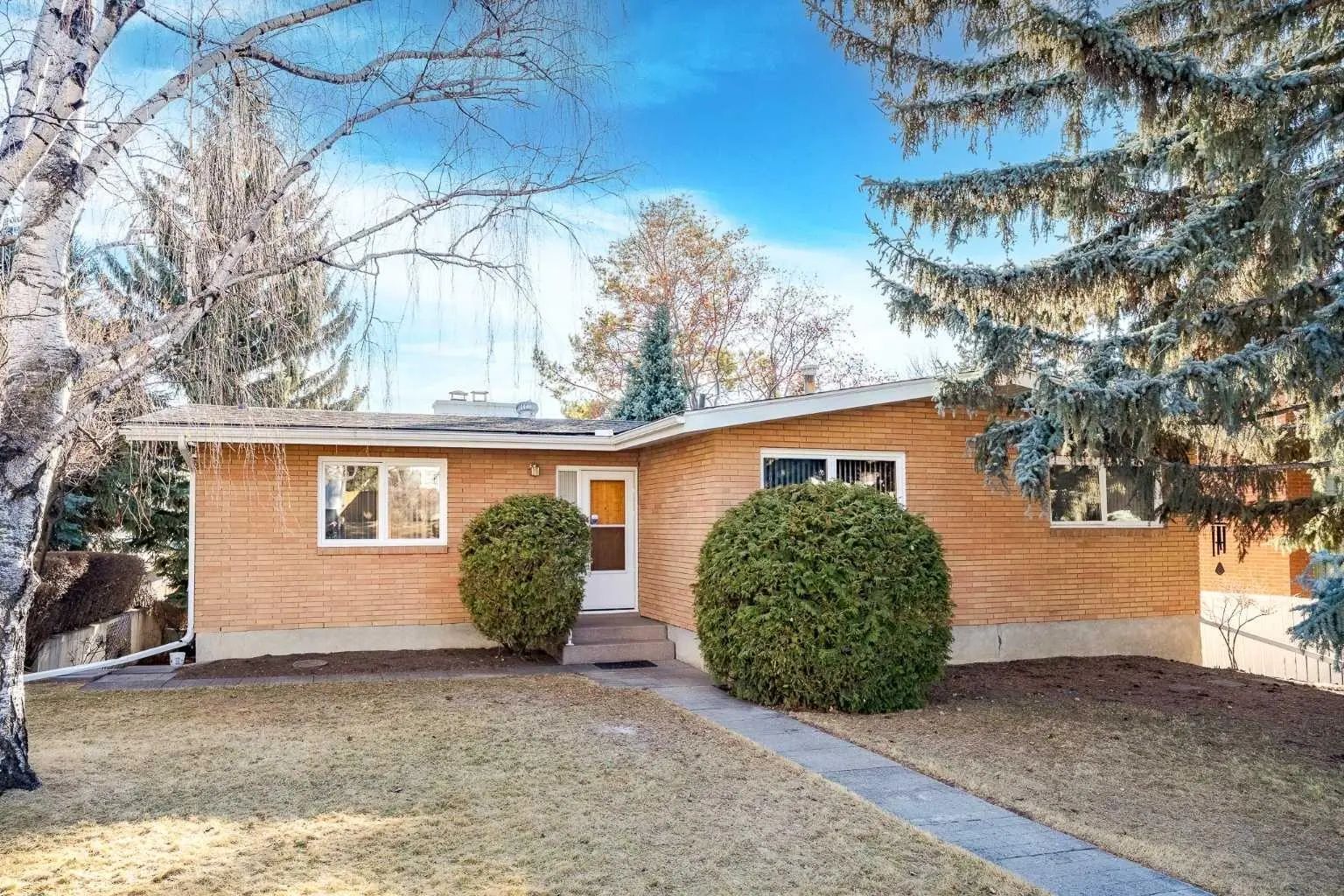 Xxxx Xx Avenue Nw Calgary Alberta T2L 1C4 Charleswood Details