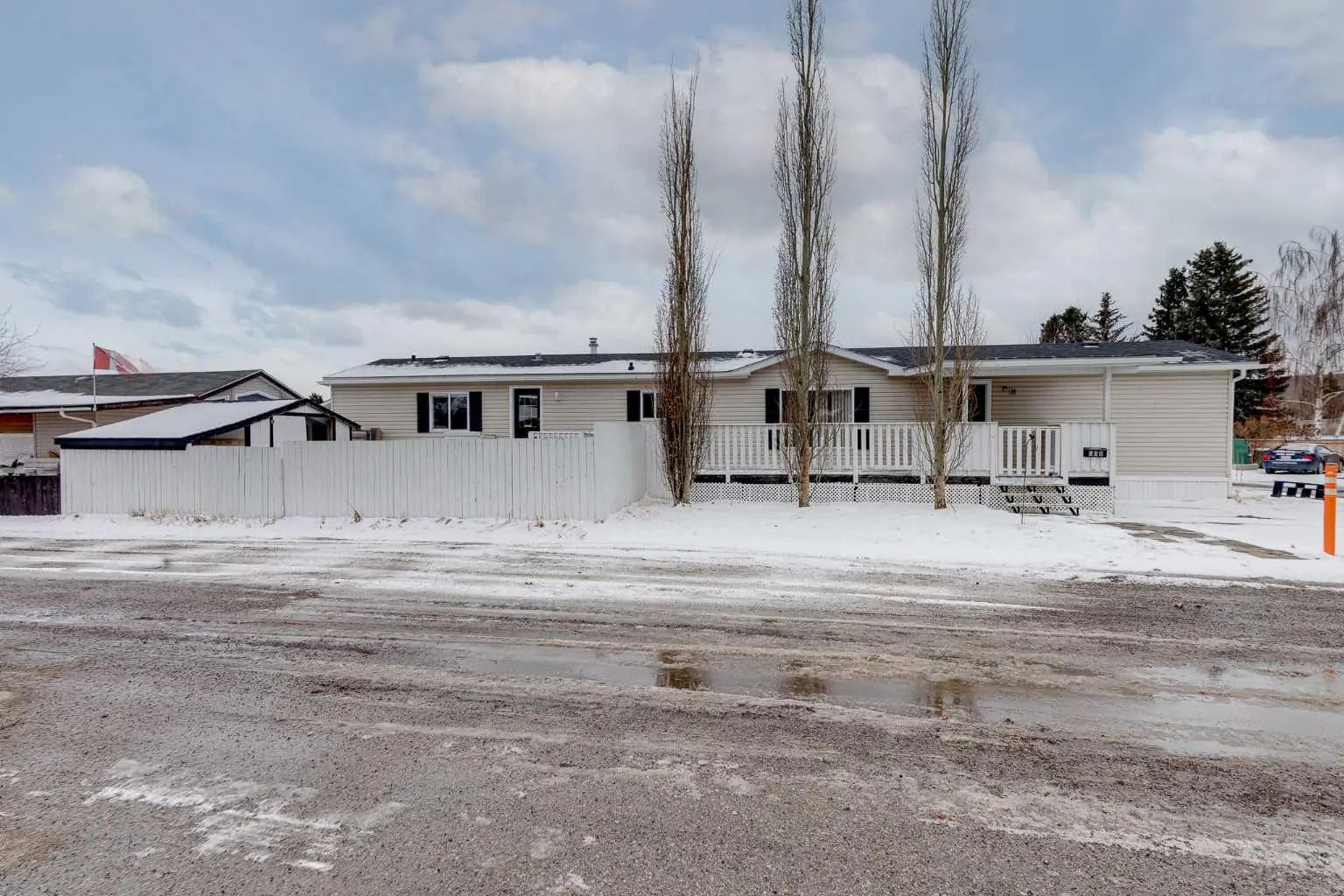 Xxx, Xxxx Xx Street Nw Calgary Alberta T3B 5N7 Greenwood/Greenbriar Details