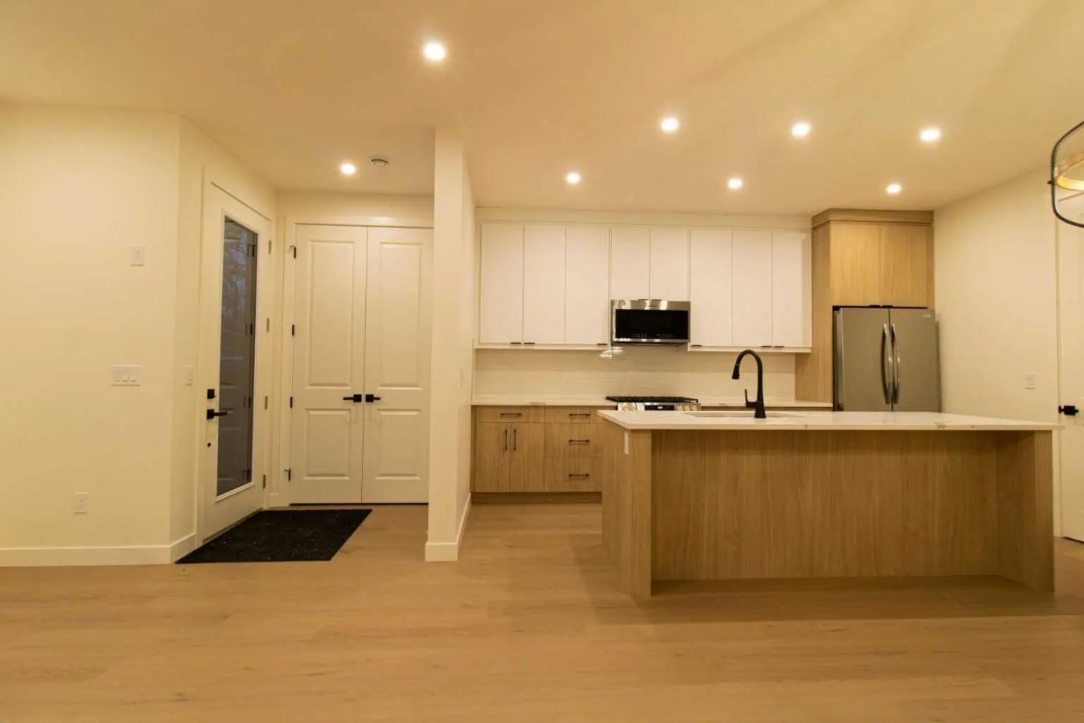 Upper, Xxxx Xx Avenue Nw Calgary Alberta T2M 1L8 Capitol Hill Details