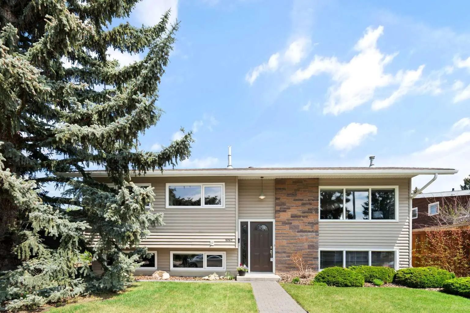 Xxxx Batchelor Crescent Nw Calgary Alberta T2L 1S8 Brentwood Details