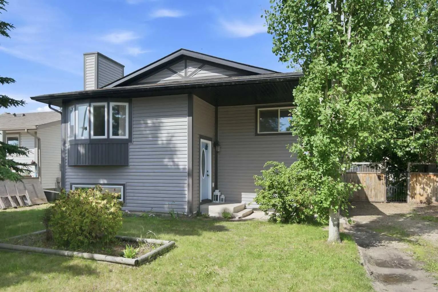 X Maple Bay  Lacombe Alberta T4L 1V5 Woodlands Details