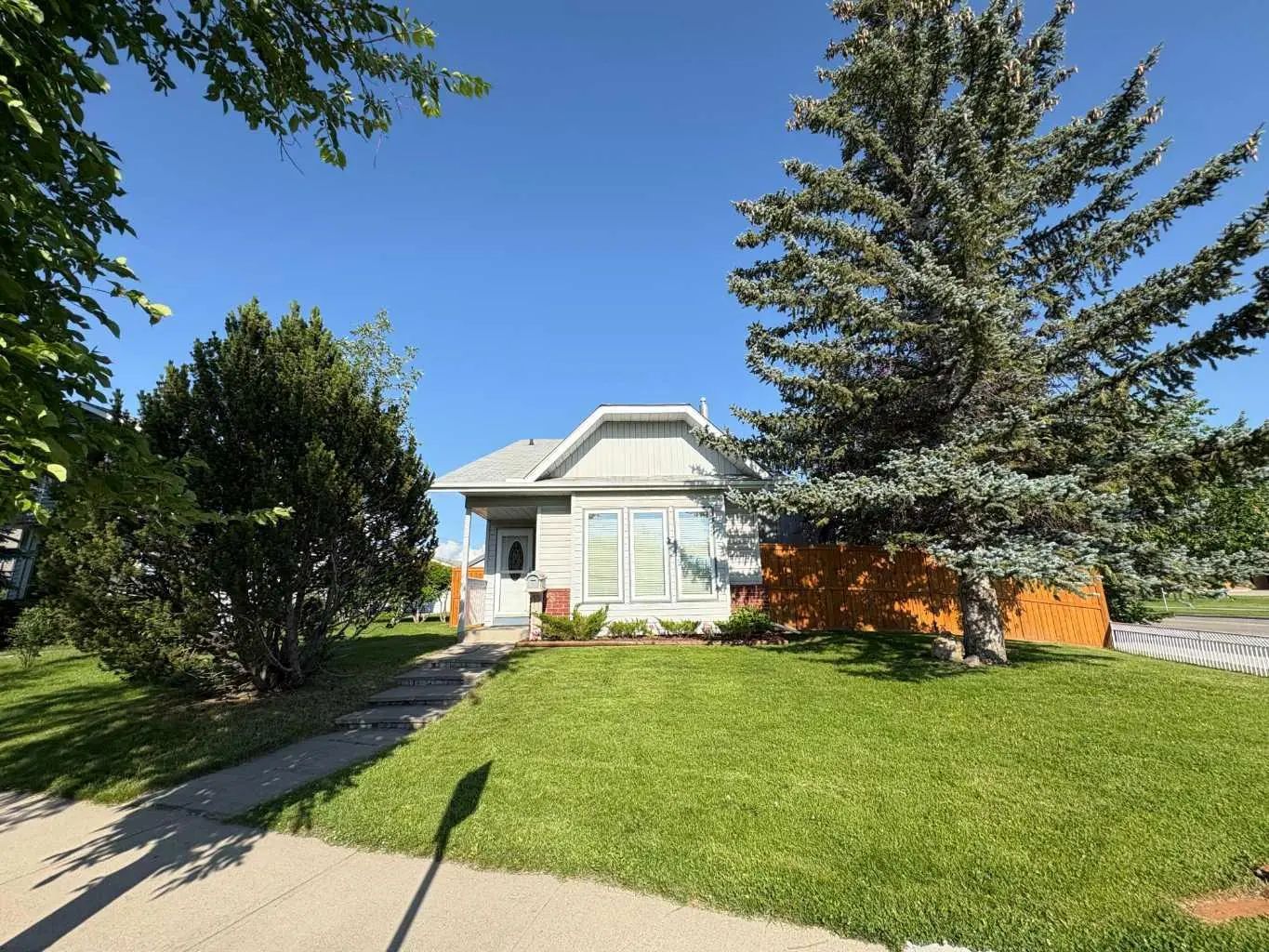 Xxx Erin Woods Drive Se Calgary Alberta T2B 3B9 Erin Woods Details