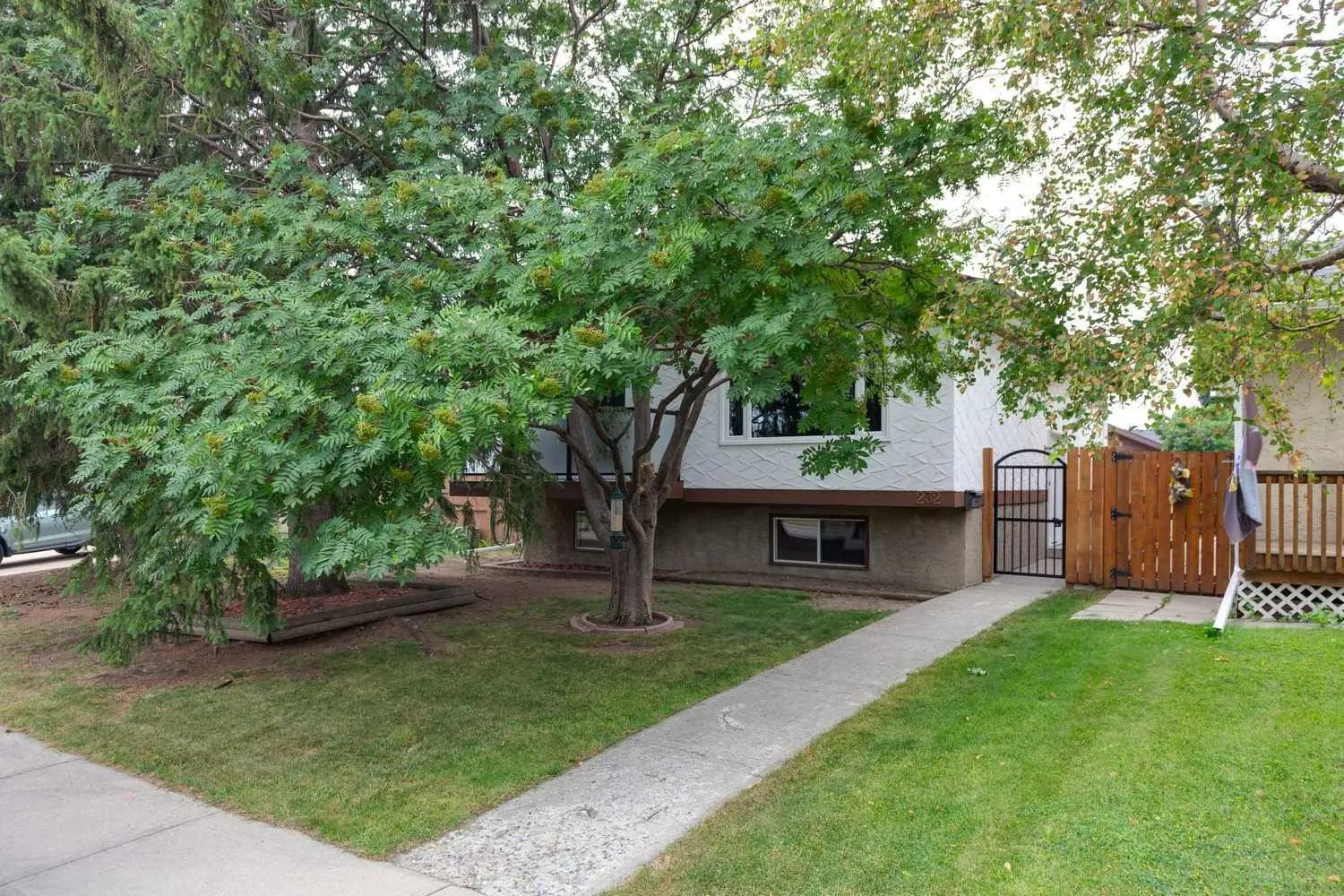 Xxx Thames Close Nw Calgary Alberta T2K 5N4 Thorncliffe Details