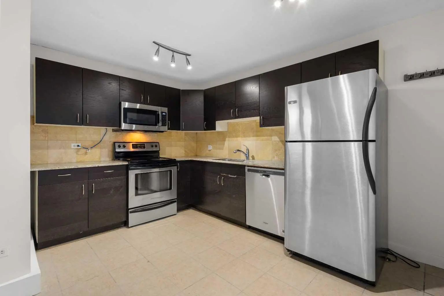 Xxx, Xxx Xx Avenue Sw Calgary Alberta T2S 0A9 Cliff Bungalow Details