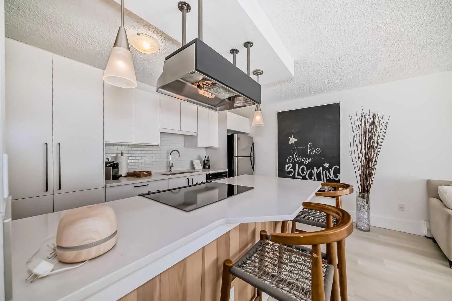 Xxx, Xxx Xx Avenue Sw Calgary Alberta T2S 0E3 Cliff Bungalow Details