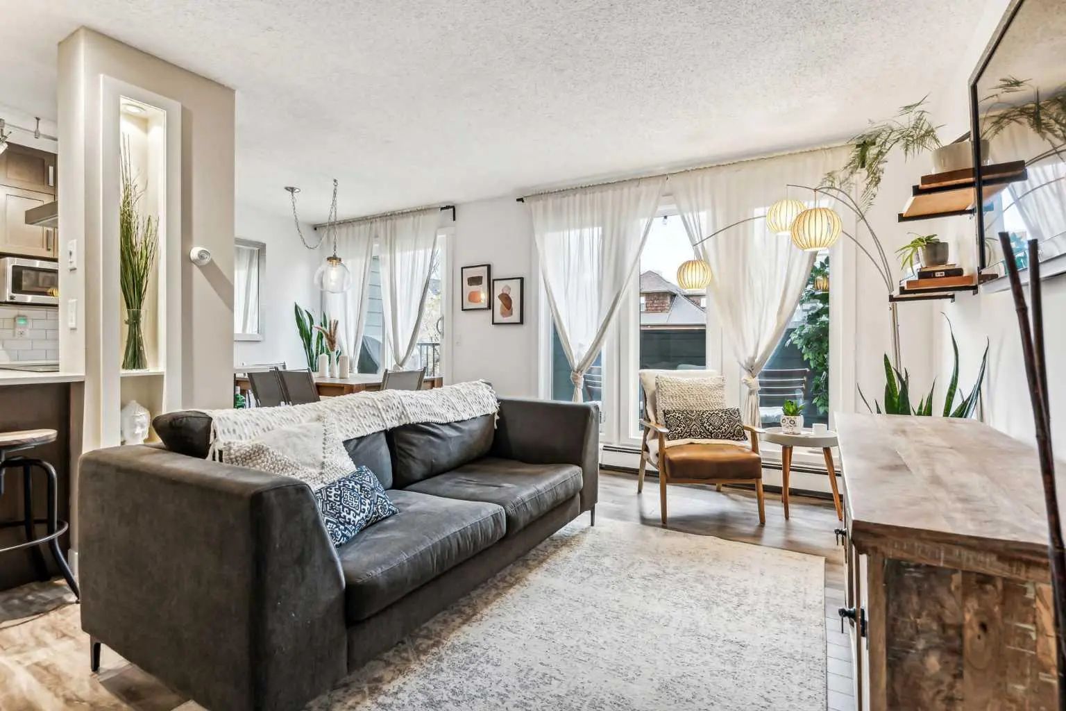 Xx, Xxx Xx Avenue Sw Calgary Alberta T2S 0C6 Cliff Bungalow Details