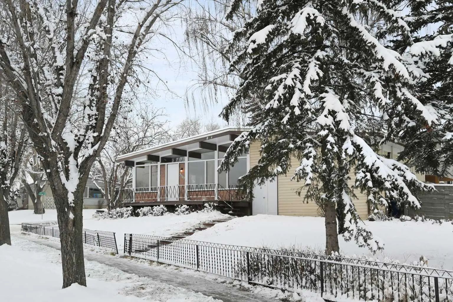 Xxxx Charleswood Drive Nw Calgary Alberta T2L 2C8 Brentwood Details