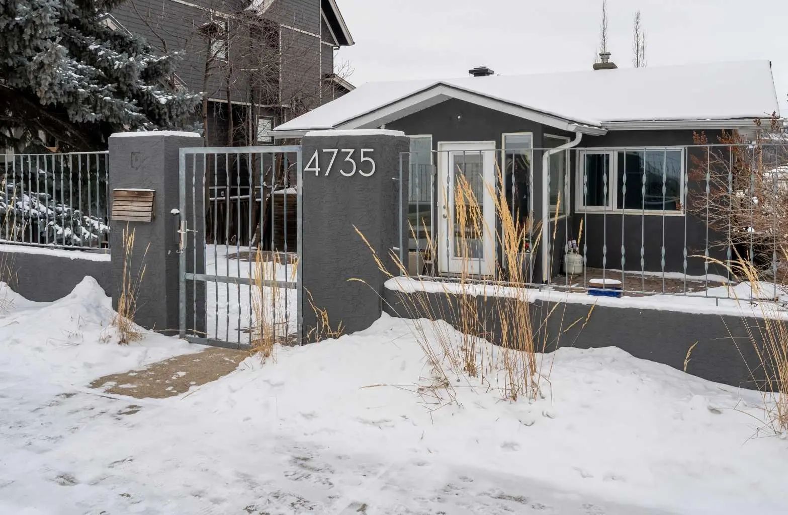 Xxxx Xx Avenue Nw Calgary Alberta T3B 0Z5 Montgomery Details