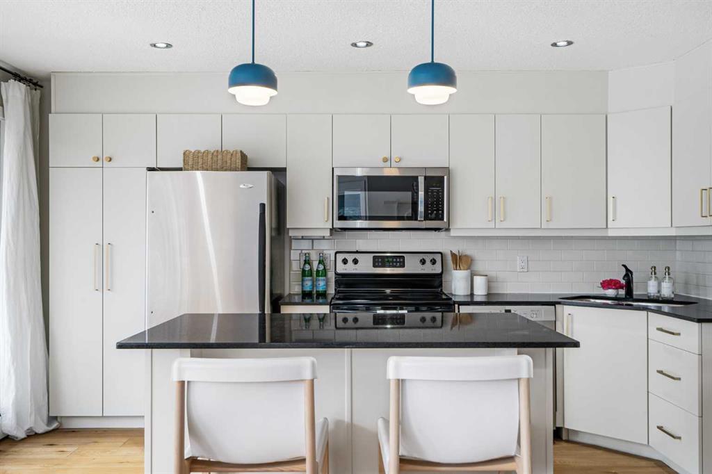 Xxx, Xxx Xx Avenue Sw Calgary Alberta T2S 0H6 Cliff Bungalow Details